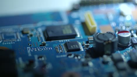 girando alrededor de elementos en un pcb azul