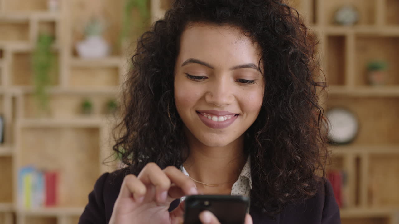 ritratto ravvicinato di bella elegante donna d'affari ispanica dirigente messaggistica utilizzando smartphone networking sorridente felice