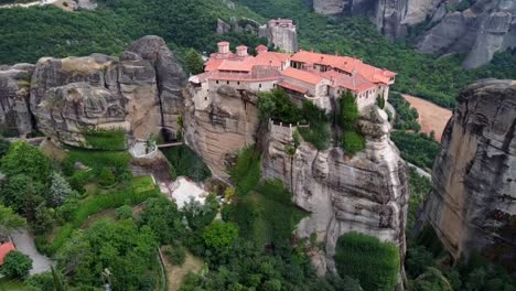 Breathtaking-Landscape-Of-Monasteries-Perched-Atop-Vertical-Peaks-In-Meteora,-Greece