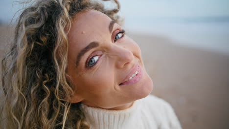 Mujer-Romántica-Posando-En-La-Playa-En-El-Primer-Fin-De-Semana-De-Otoño.-Modelo-Rizado-Sonriente-Disfruta