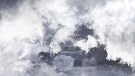 In-Richtung-Der-Dunklen-Wolken-Am-Himmel-Und-Gewitter