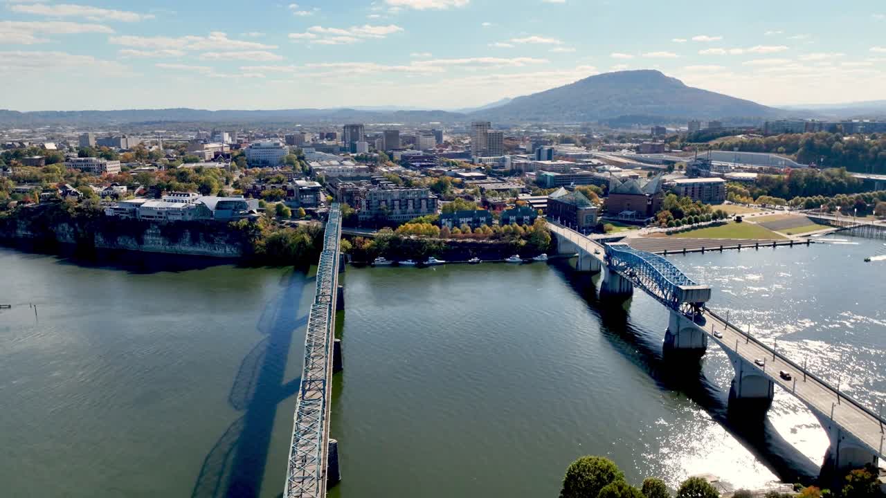 테네시 주 채타누가의 테네시 강 위에서 공중 철수