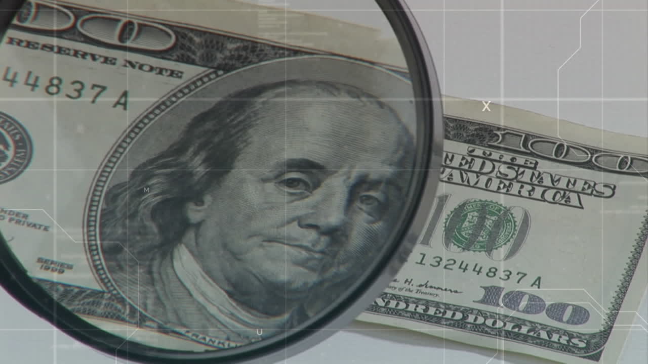 lente di ingrandimento su una banconota da cento dollari