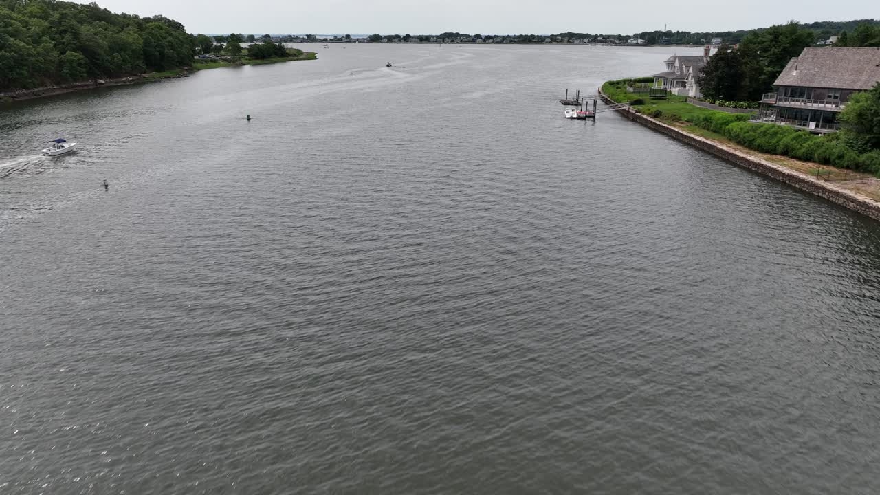 흐린 날 코네티컷 주 웨스트포트에 있는 소가턱 강의 조감도
