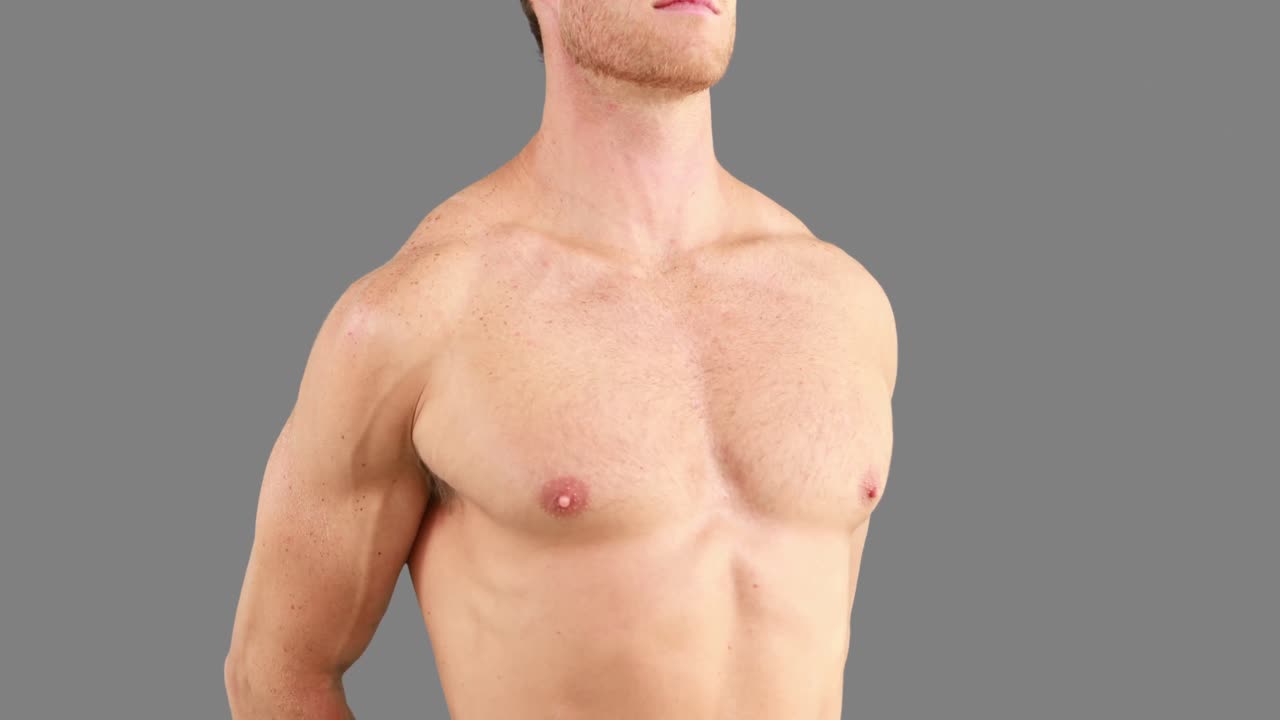 근육질 의 남자 가 팔 을 펴고 있다