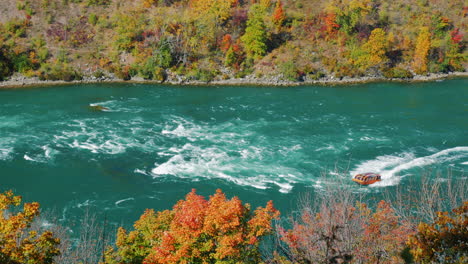 El-Río-Niágara-Fluye-A-Lo-Largo-De-La-Costa-Rocosa-Alta