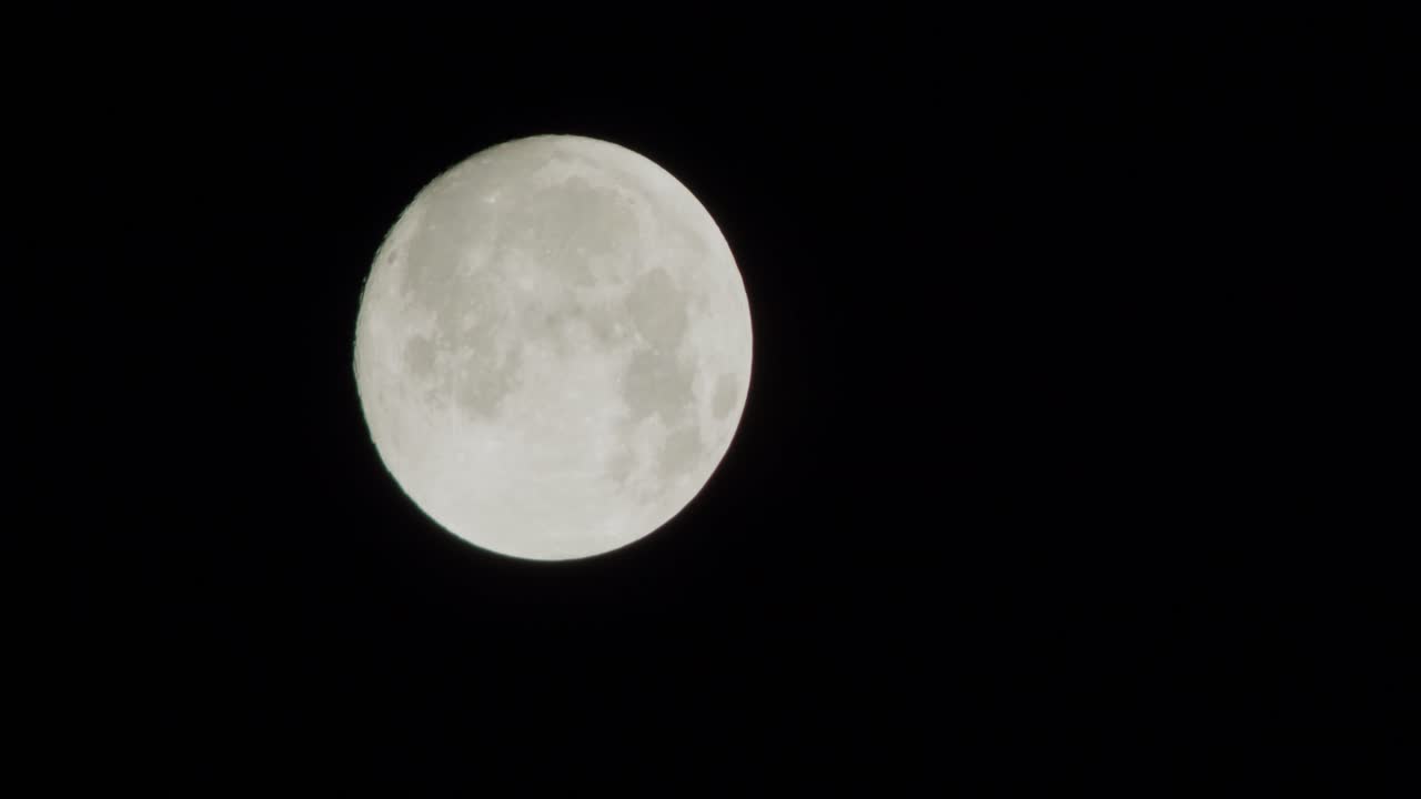 Lua caminhando pelo céu noturno.