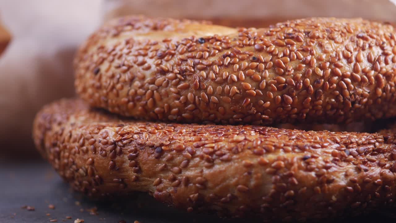 Simit turchi al sesamo freschi in sacchetto di carta