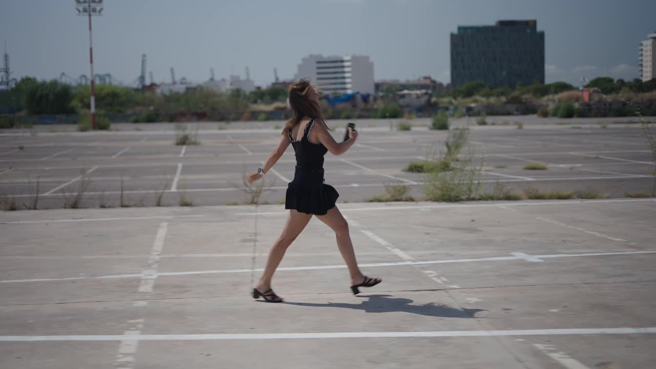 Donna che cammina in un parcheggio vuoto