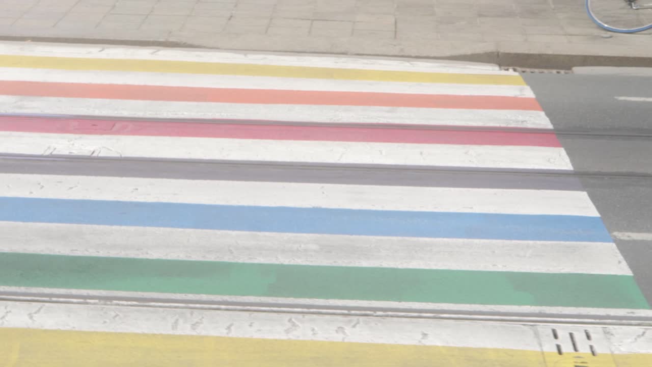 도시 환경에서 무지개 lgbtq 프라이드 크로스 워크의 패닝 샷