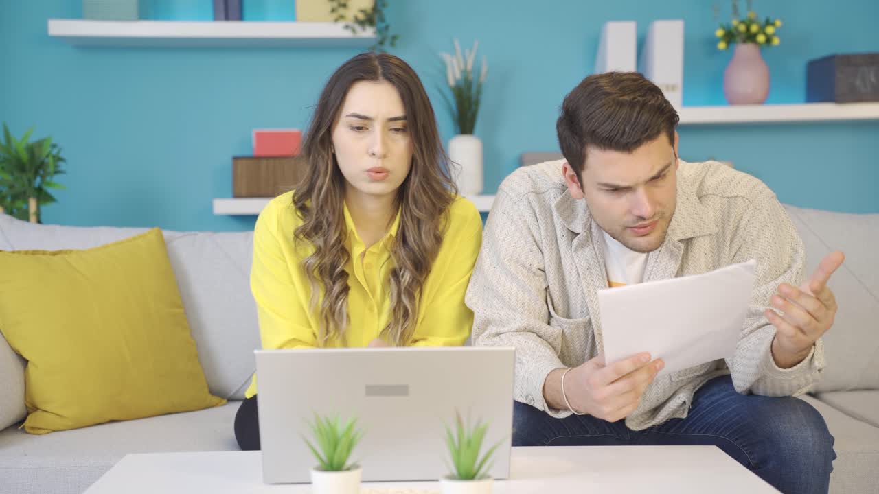 una joven pareja casada de bajos ingresos.