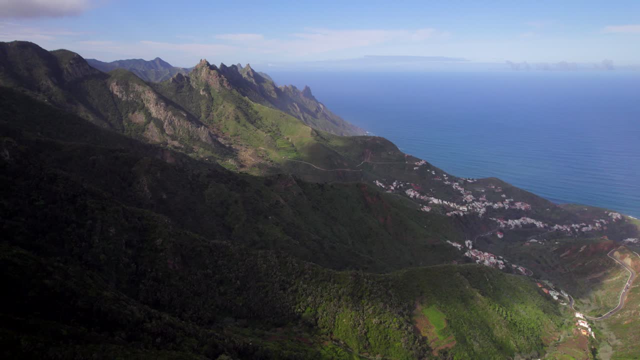 drone volando sobre las montañas volcánicas picudas del parque nacional de anaga en tenerife, españa