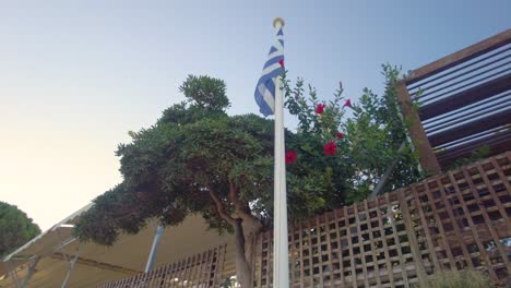 Mirando-Hacia-La-Bandera-Griega-En-El-Asta-De-La-Bandera