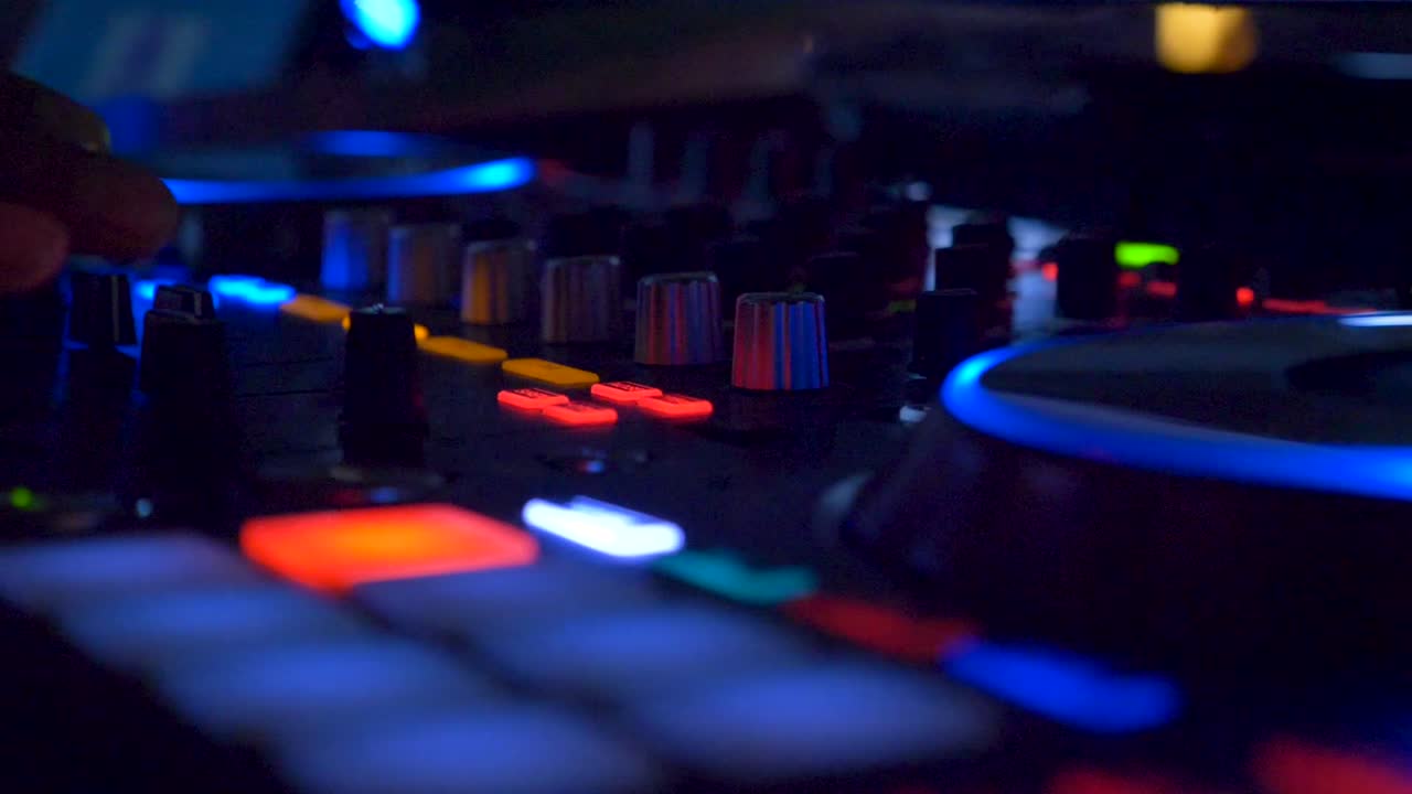 un dj de discoteca entreteniendo a una audiencia