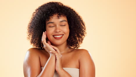 Cara,-Cuidado-De-La-Piel-Y-Sonrisa-De-Belleza-De-Mujer-En-Estudio