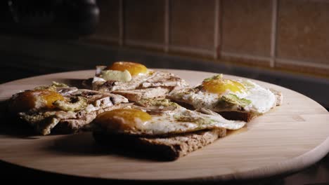 tostadas de huevo caliente con aguacate y champiñones preparadas para el desayuno