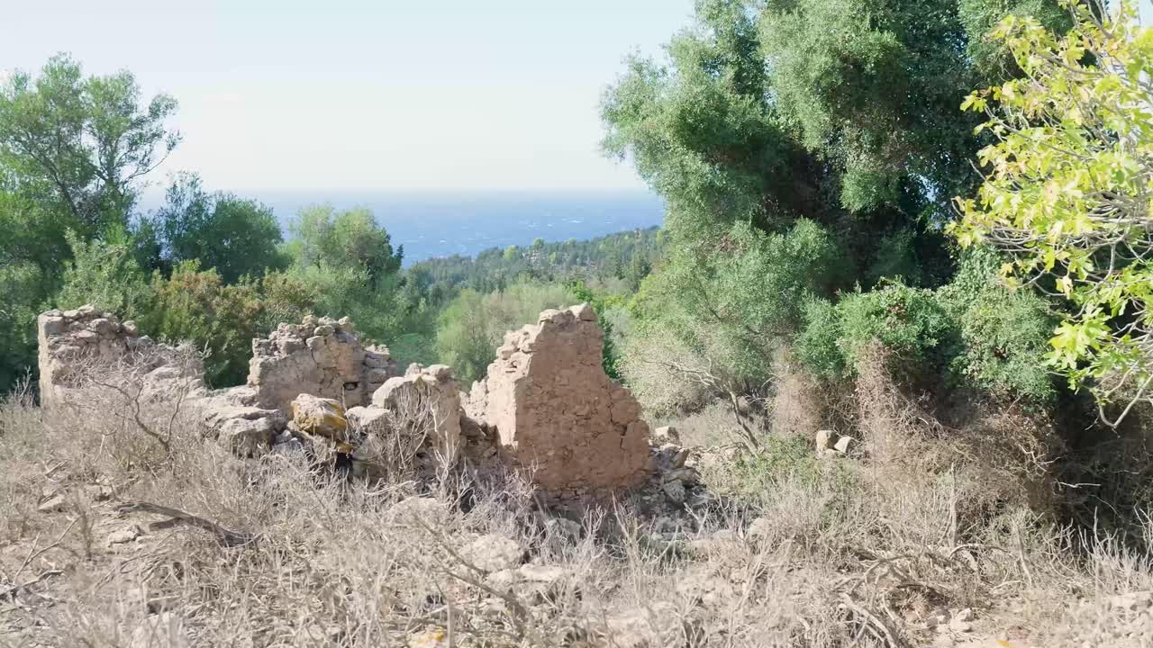 바다를 볼 수 있는 폐허가 된 집