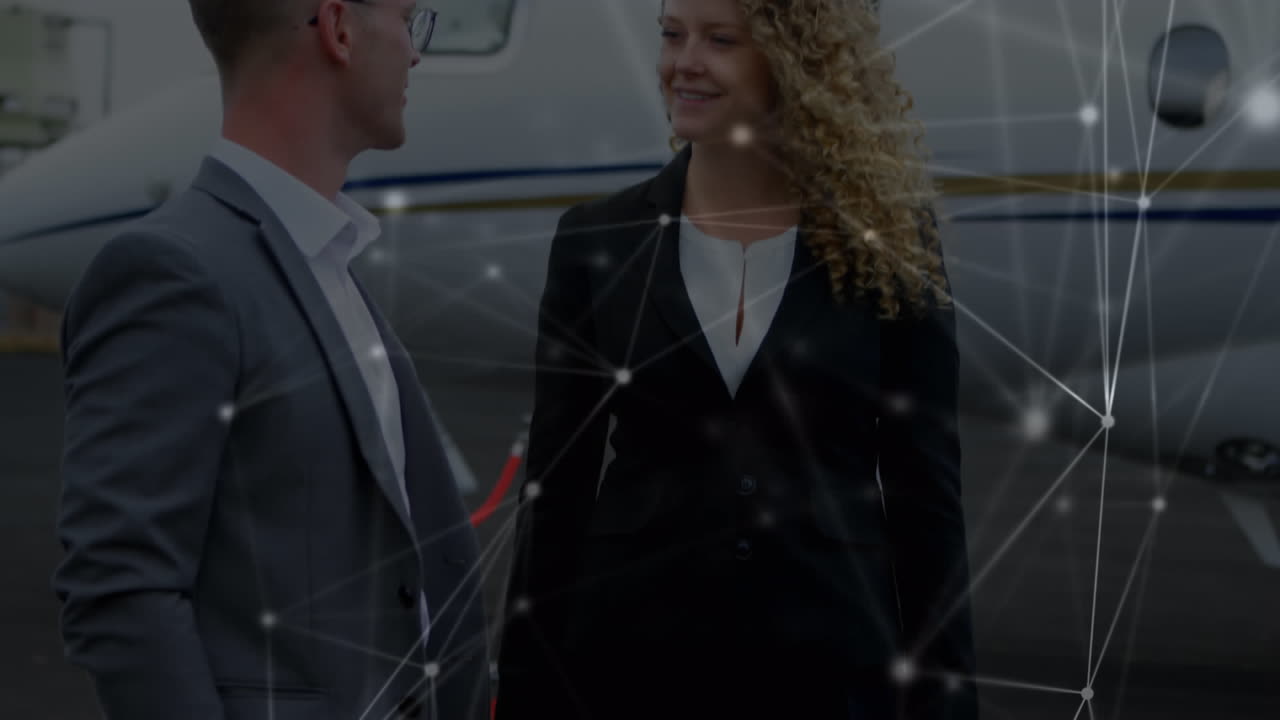 animación de redes de conexiones a través de múltiples personas de negocios hablando en el aeropuerto