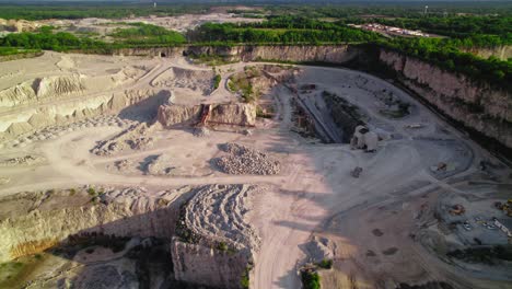 Luftaufnahme-Eines-Schweren-Muldenkippers,-Der-Sich-Einem-Brecherhaus-Im-Steinbruch-Nähert---Bergbau-Und-Materialverarbeitung