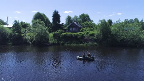pesca en un río en un entorno rural