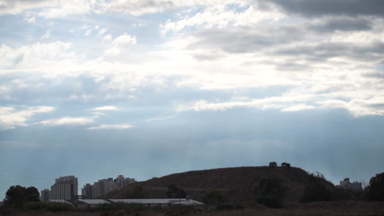 저속 언덕 위의 극적인 구름