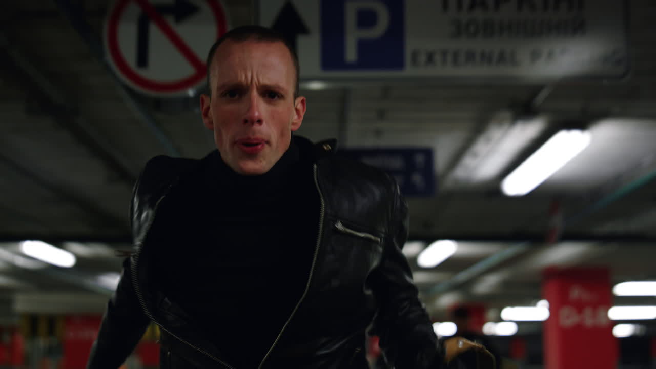 도시 건물에서 경찰에게서 도망치는 범죄자