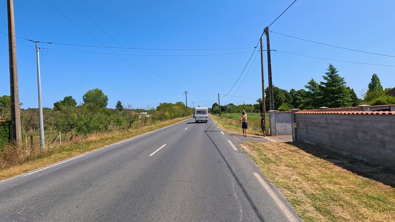 프랑스 의 시골 도로 를 따라 이동 하는 차량