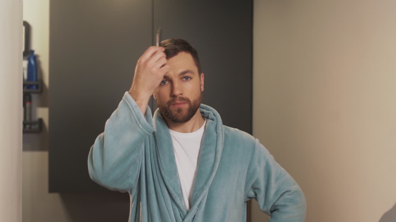 retrato de un hombre sorprendido al ver que se le cae el pelo