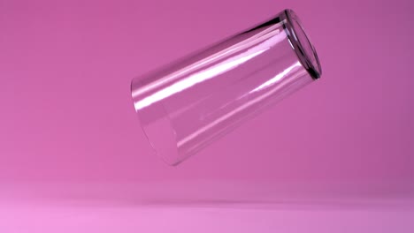 un vaso vacío sobre un fondo rosado