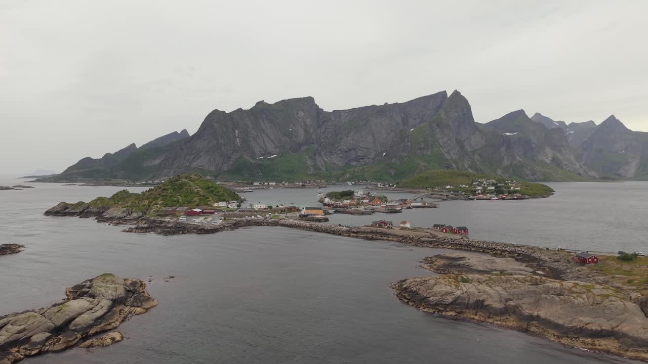 Upea rannikkokylä Hamnøy, jossa on rosoinen vuoritausta Lofoottien saaristossa, Norjassa. Ilmakuva drone-kuvauksella