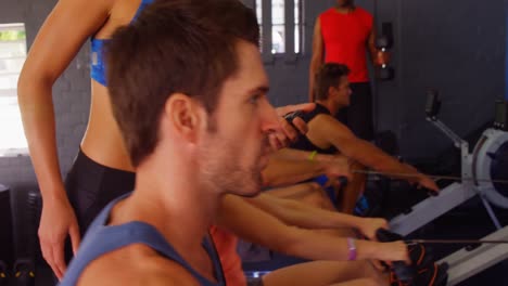 entrenadora que instruye a las personas