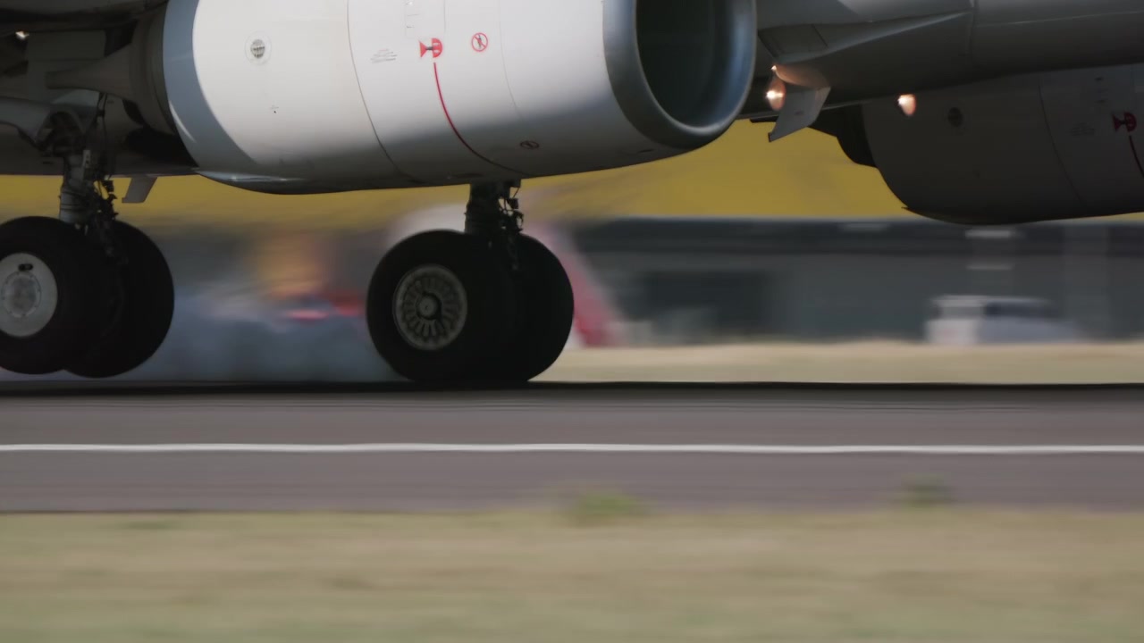 Aereo commerciale in atterraggio su pista aeroportuale