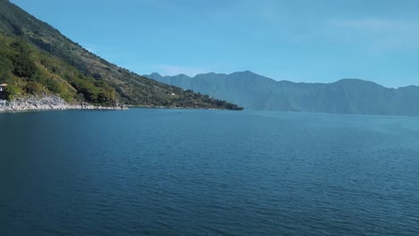 toma aérea de un dron que revela el hermoso lago azul de atitlán en guatemala