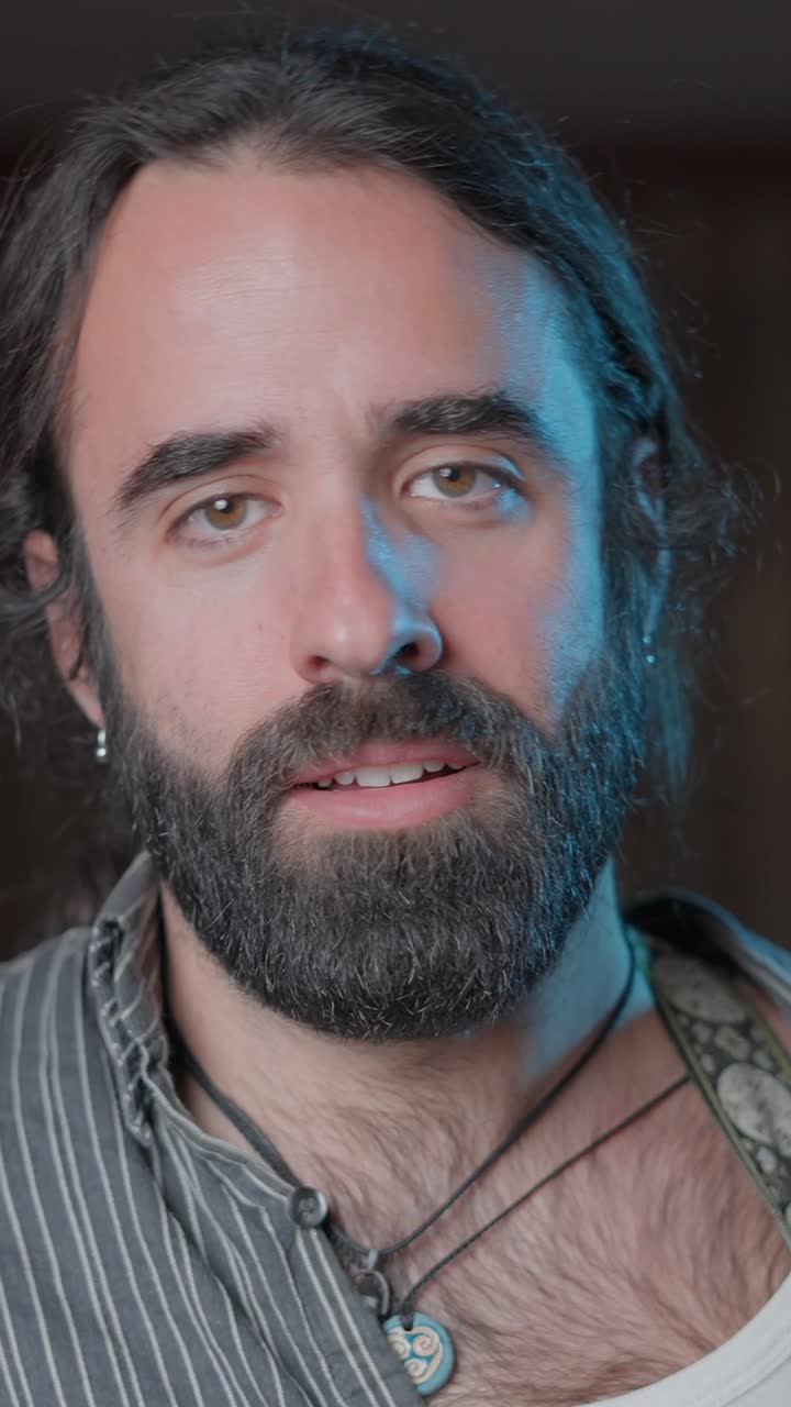 Primo piano di un uomo sorridente con la barba