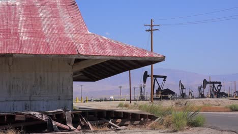 Campos-De-Petróleo-Y-Torres-De-Perforación-Cerca-De-Bakersfield,-California-1