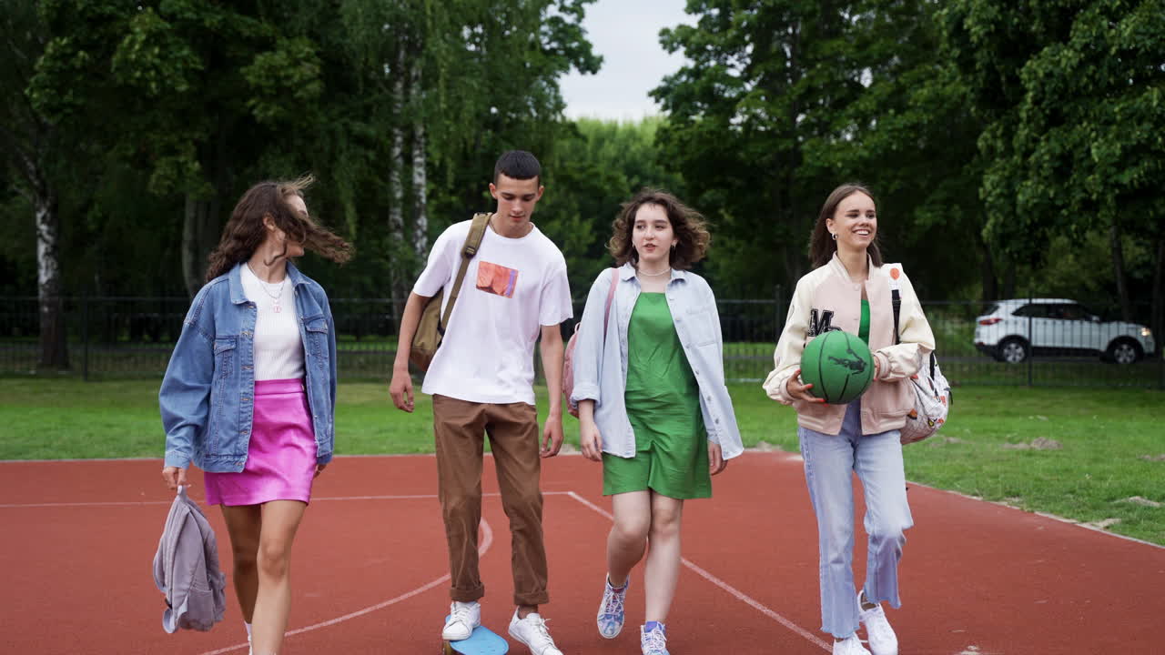 adolescentes caminando afuera