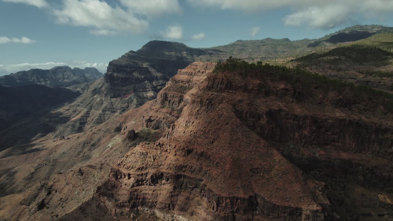 Ripresa aerea con drone di pareti di canyon stratificate nelle Isole Canarie