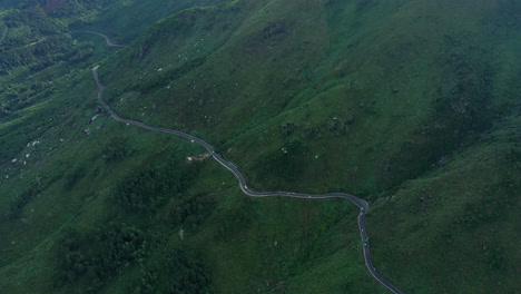 the hai vân pass situated in the mountains during