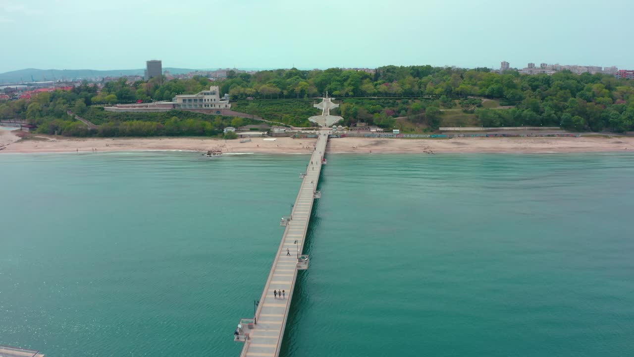 vista aérea del puente de burgas durante el verano