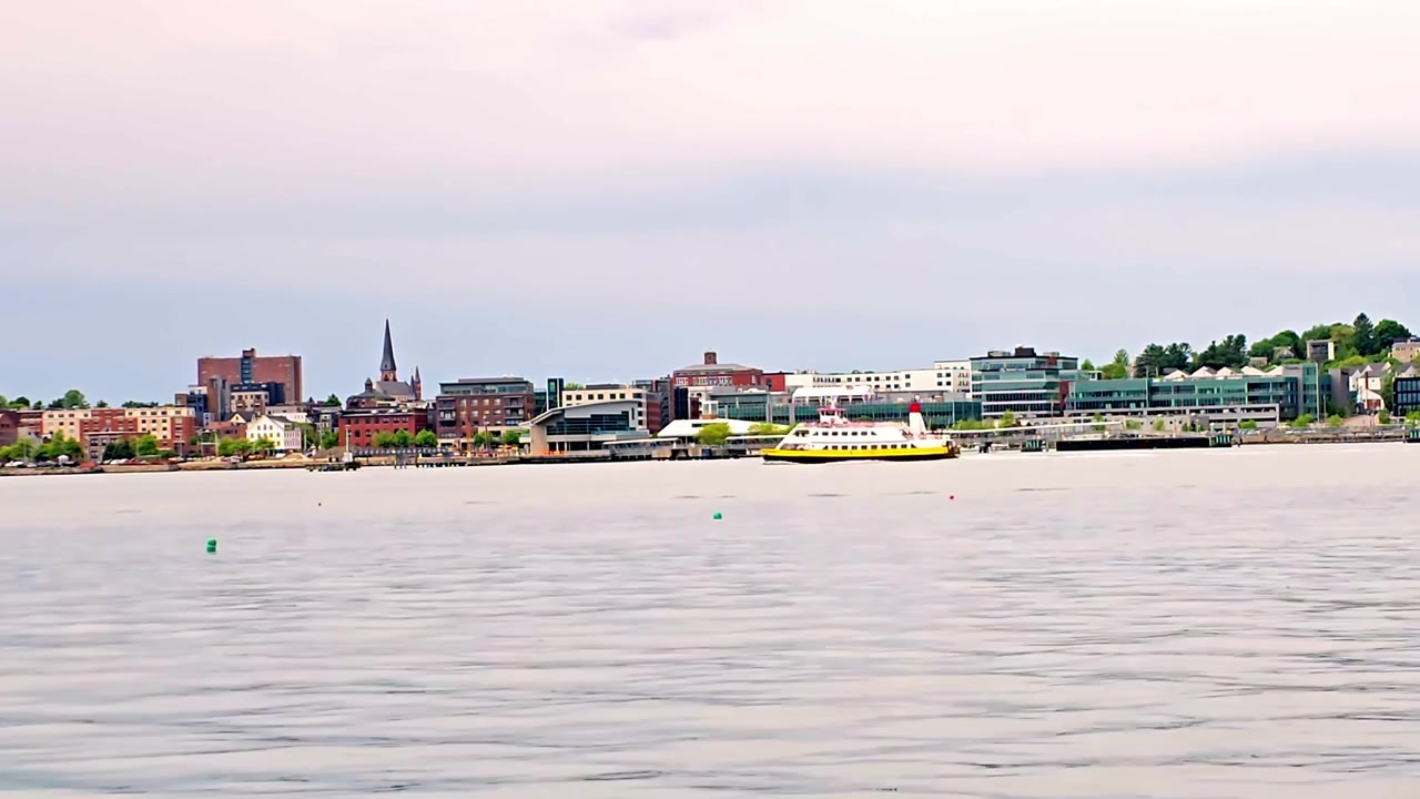 Maritim timelapse af Portland, Maine med flade skyer, kirker og bevægende bølger.