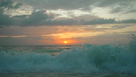 Cerrar-La-Puesta-De-Sol-Junto-Al-Mar-Desde-Una-Playa-En-Seychelles