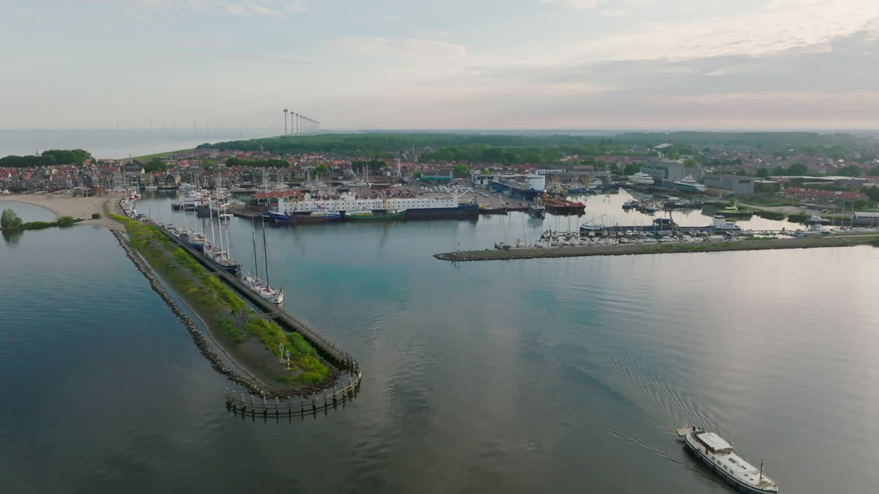 Carrellata aerea all'indietro del porto di Urk nella provincia di Flevoland, Olanda.