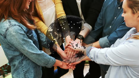 animación del globo sobre los colegas de negocios apilando