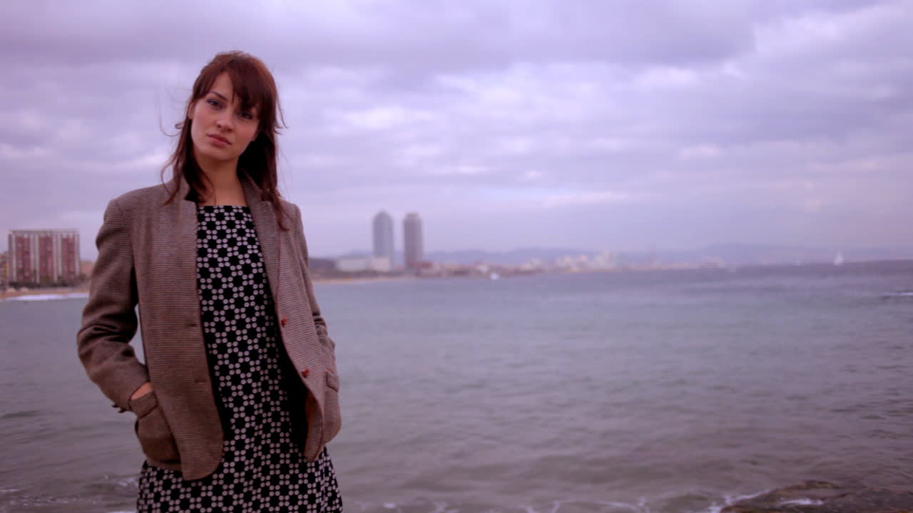 mujer joven afuera 07