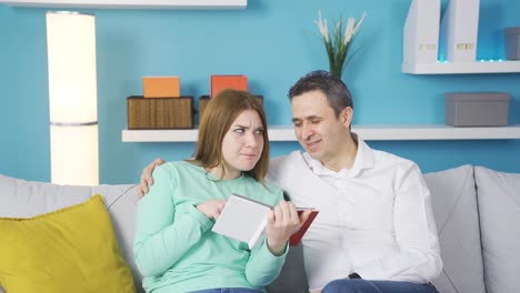 hija adulta mirando su álbum de bebé con su padre.