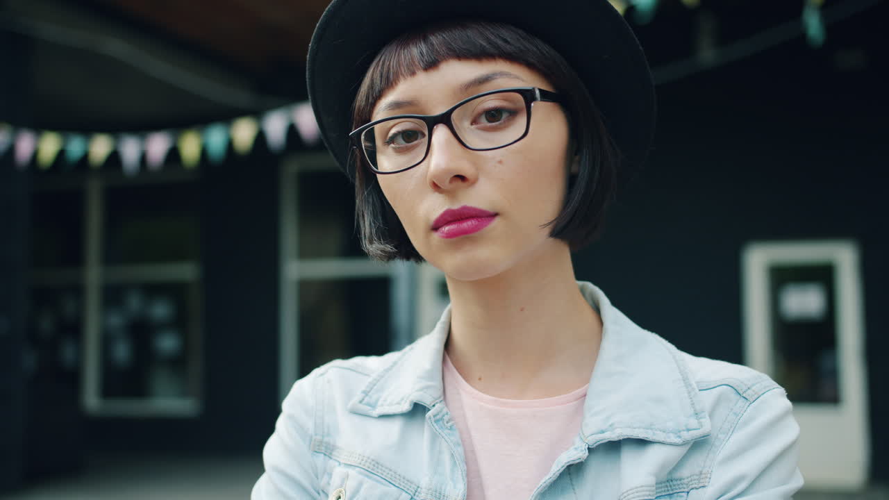 야외에서 여성 초상화