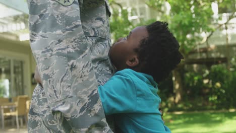 soldado con su hijo.