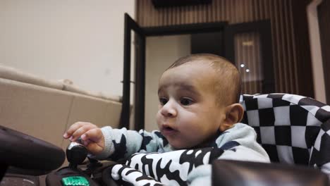 fotografía interior de un curioso bebé de 4 meses en un andador explorando el entorno, centrarse en el niño, iluminación suave