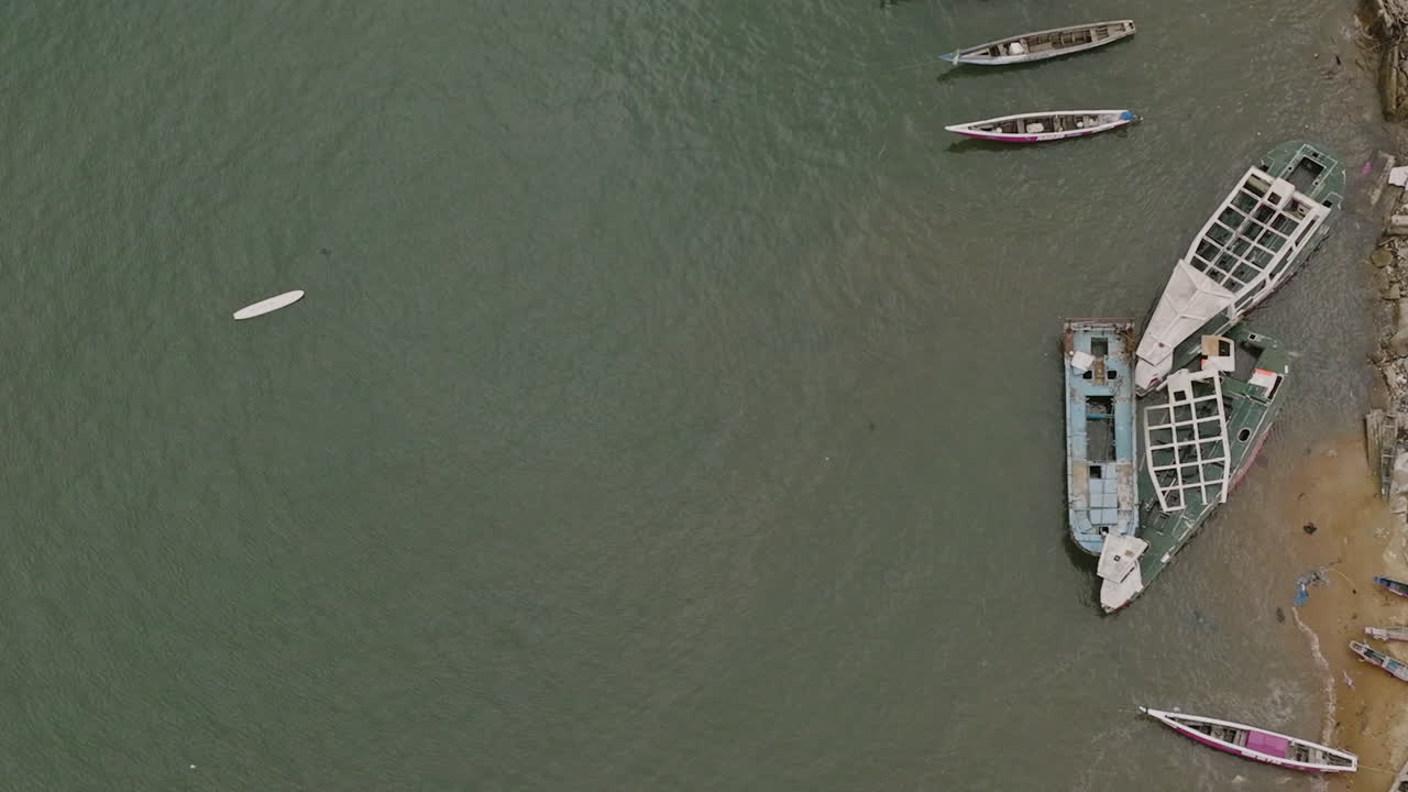 sobrevuelo aéreo lento de barcos de pesca en freetown, sierra leona