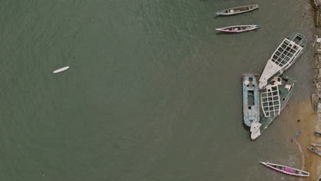 Lento-Sobrevuelo-Aéreo-De-Barcos-De-Pesca-En-Freetown,-Sierra-Leona